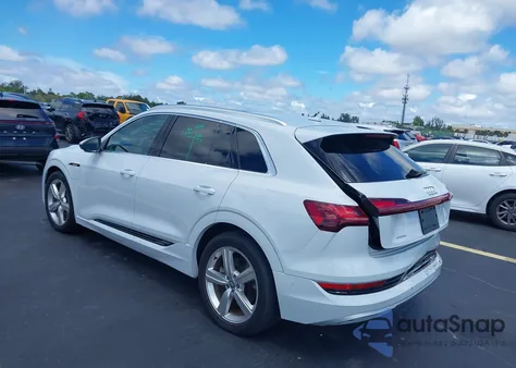 2019 Audi E-Tron Premium Plus z USA, uszkodzony, nr VIN WA1LAAGE4KB024966